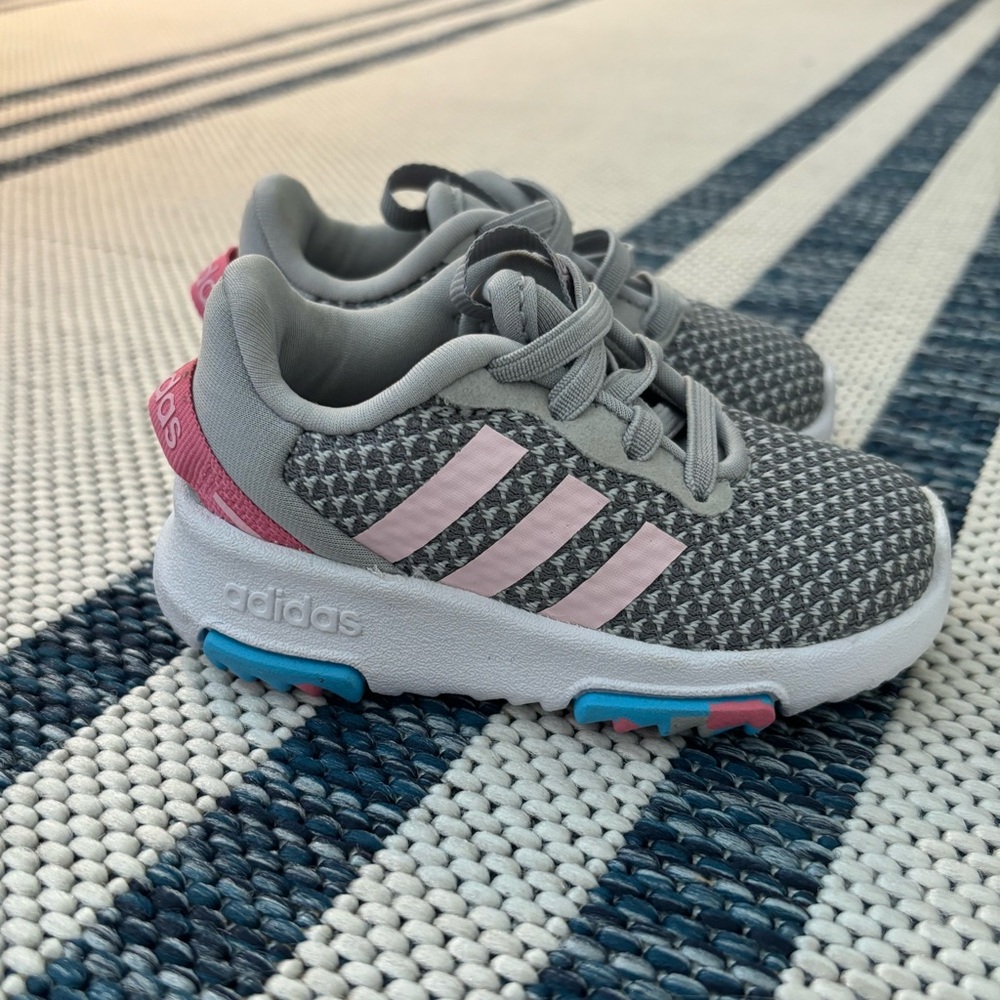 Baby Adidas sneakers. Excellent condition size: 4K